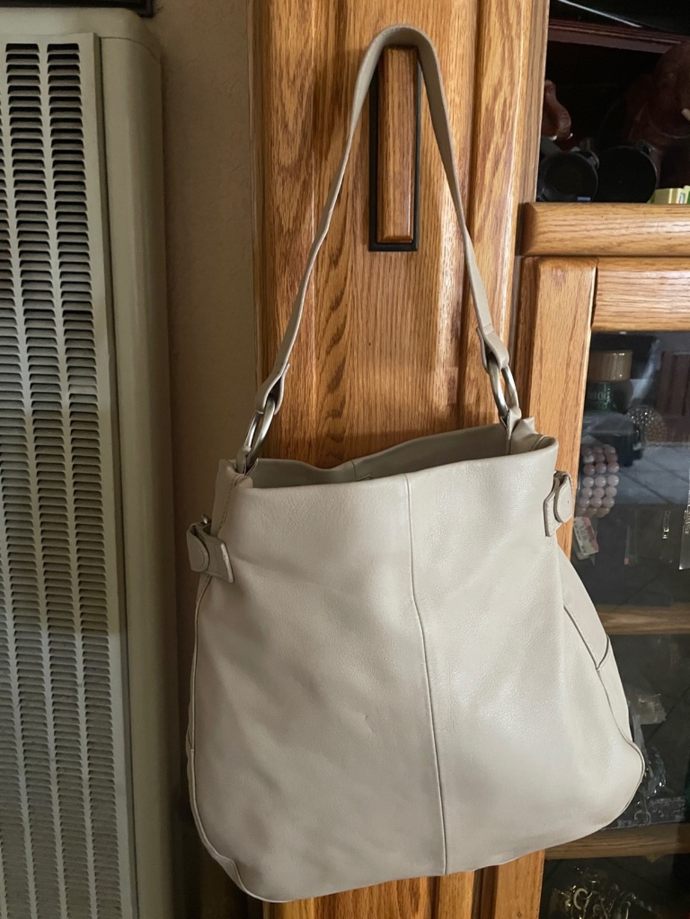 Elegant Cream Leather Shoulder Bag - Picture 2 of 12